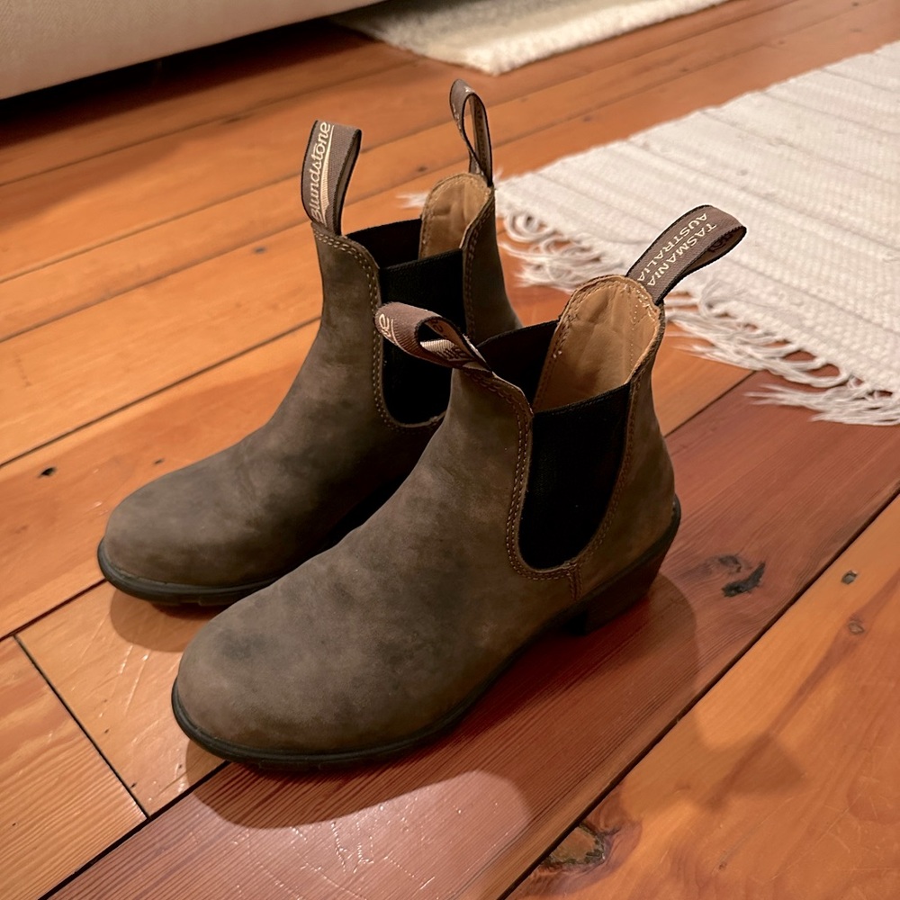 Blundstone Heeled Boots - Rustic Brown size 6.5